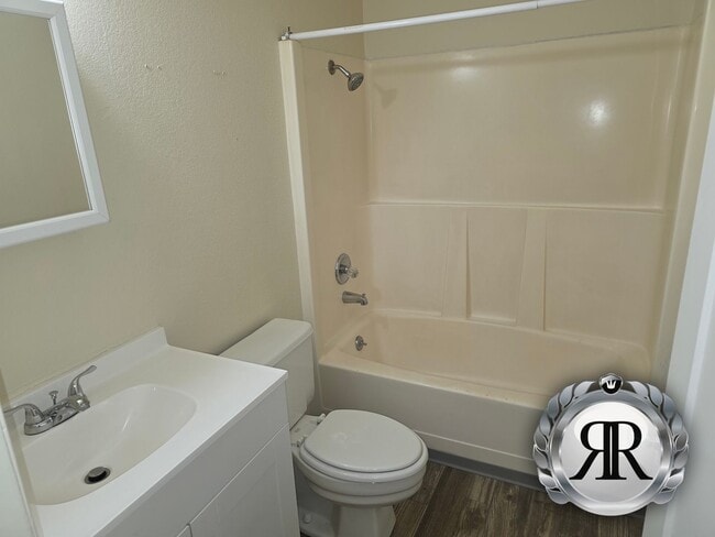 Building Photo - 2 bedroom, 1 bath, 1 Car Garage