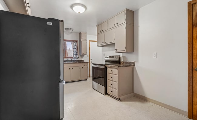 Building Photo - 1320 Alms Dr