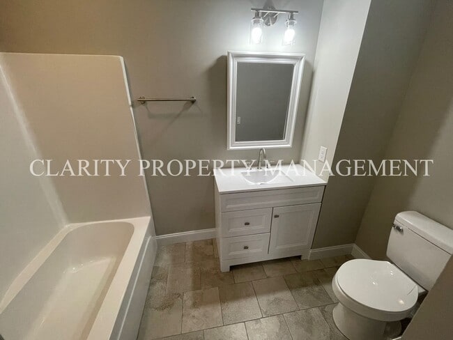 Building Photo - Modern townhome!