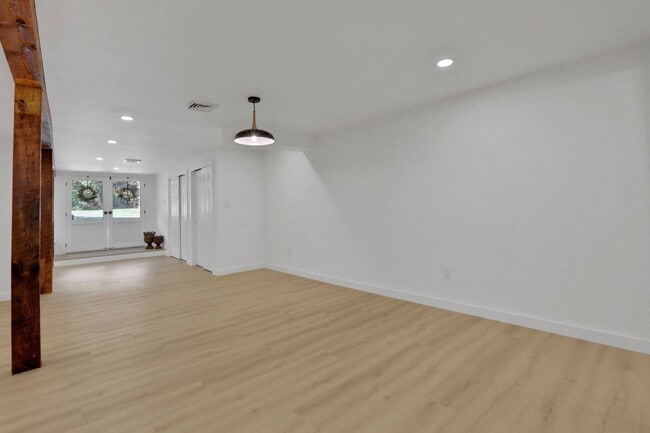 Building Photo - 53 Henry St