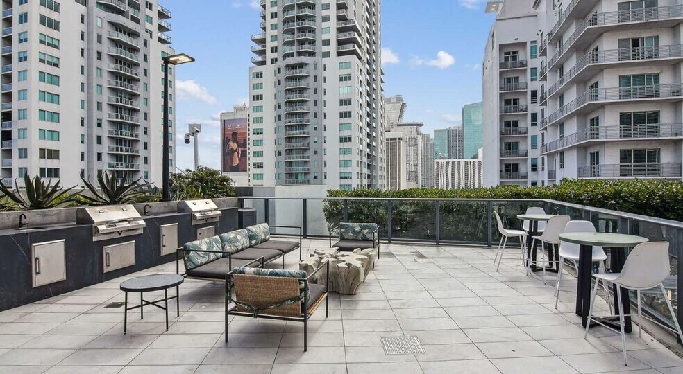 Building Photo - 404 NE 2nd Ave