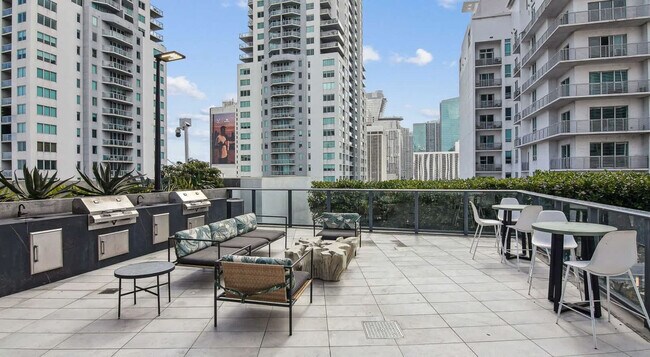 Building Photo - 404 NE 2nd Ave