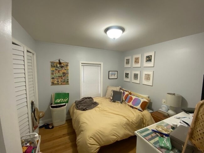 Building Photo - 347 W Dickens Ave