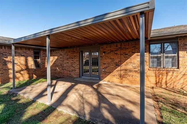 Building Photo - 904 Oakwood Dr