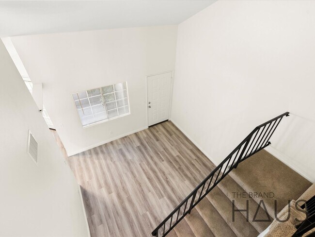 Building Photo - 2.5 Bed + 1.5 Bath + 2 Car Garage + Centra...