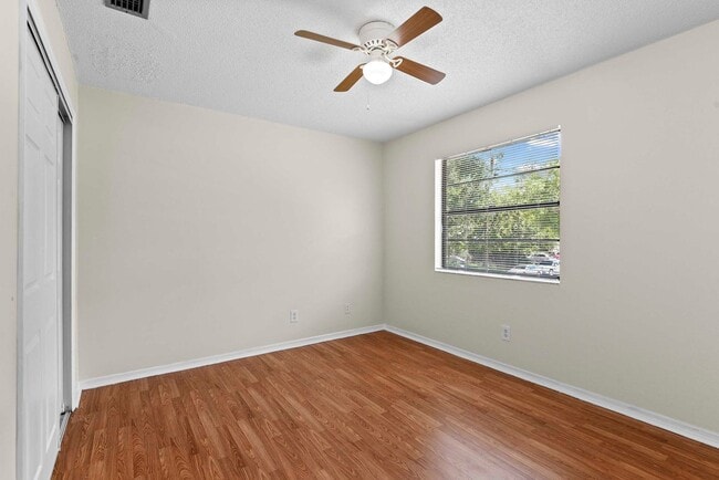 Building Photo - Fully remodeled 2 bedroom in Kissimmee available now!