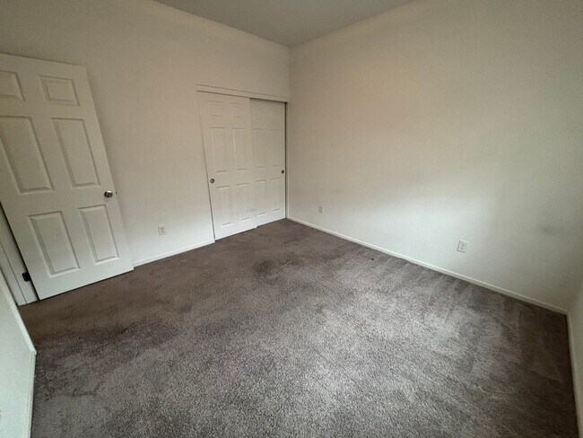 Building Photo - Beautiful Gated 3-Bed, 2.5-Bath Townhome in North Las Vegas!