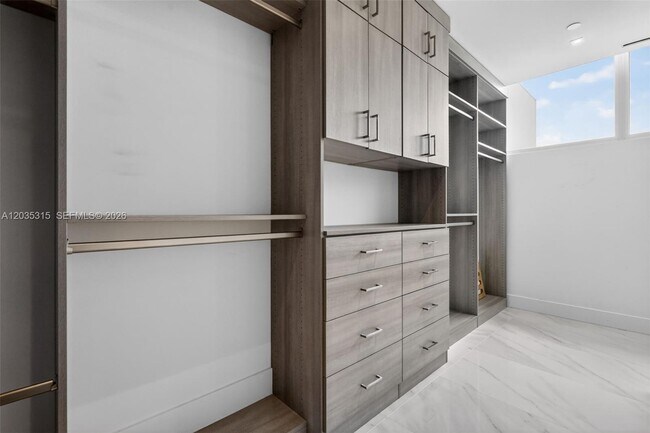 Building Photo - 3750 Yacht Club Dr