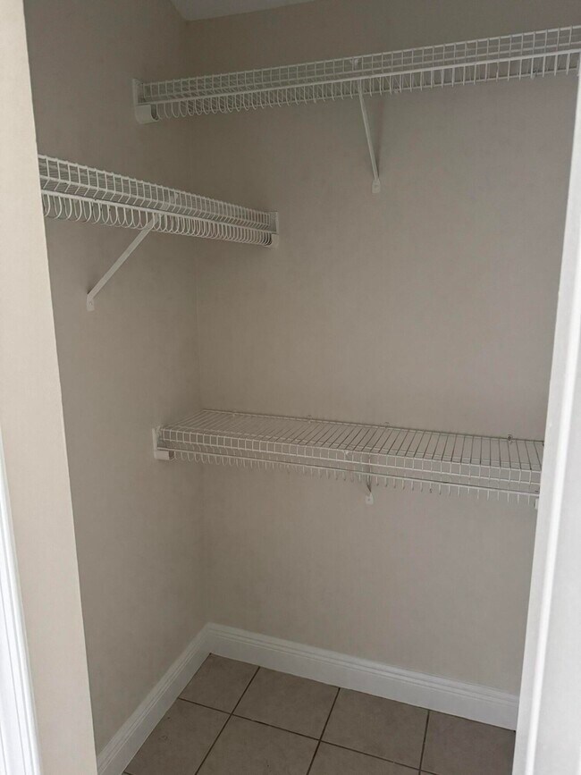 Building Photo - 250 SW Moselle Ave