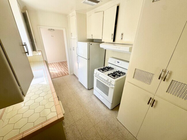 Building Photo - Spacious 2 bedroom, 2 bathroom