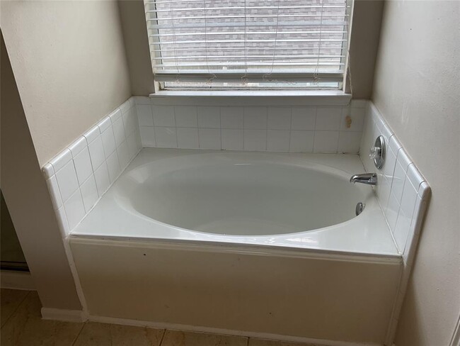 Building Photo - 3110 Meadow Bay Dr