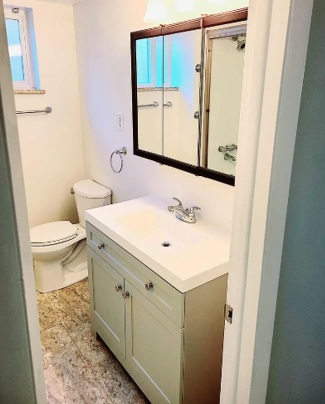 Building Photo - 2 Bed 1 Bath in Edgewater!