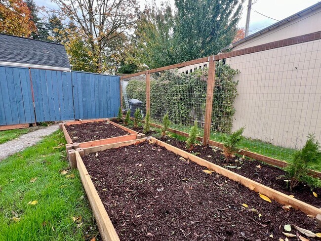 Building Photo - Water Included! Fully Remodeled 1 BD + Loft