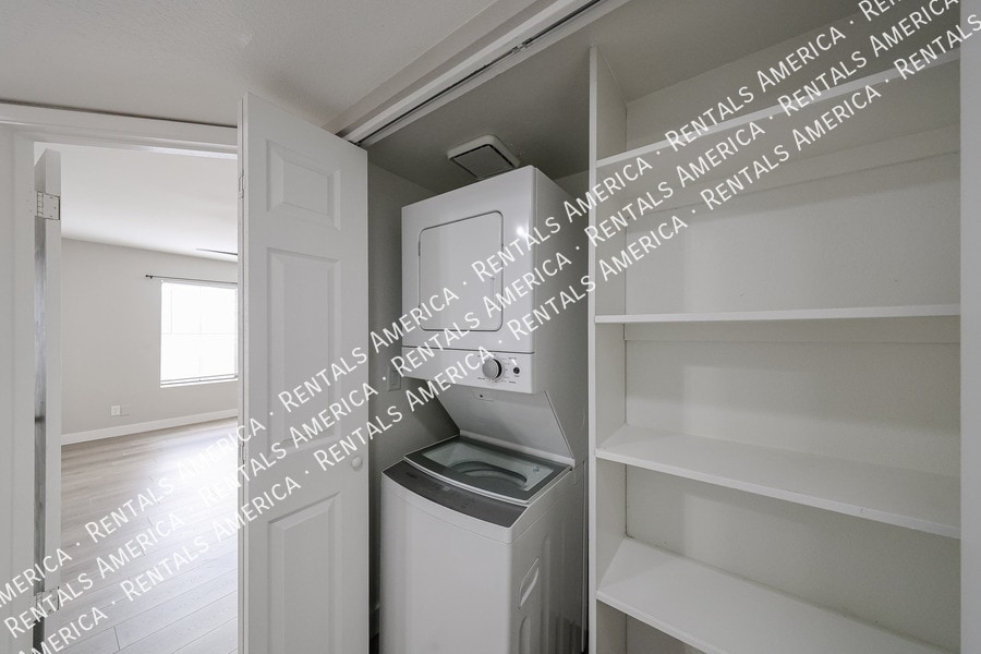 Building Photo - 700 E Mesquite Cir