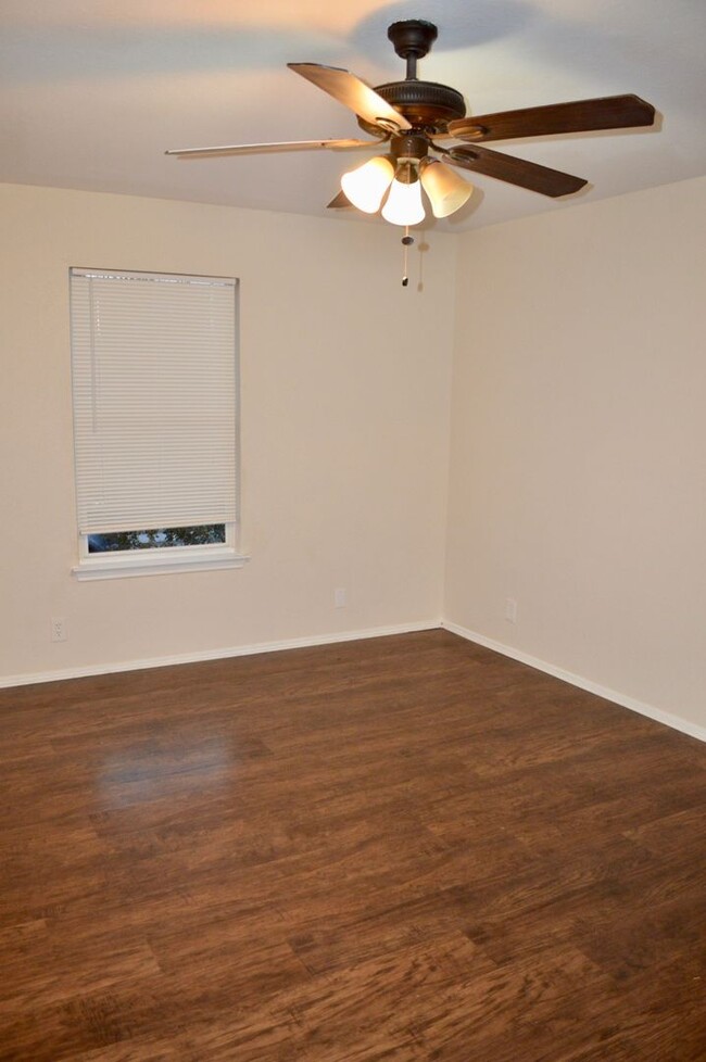 Building Photo - Beautiful remodeled 4 bedroom 2.5 ready to...