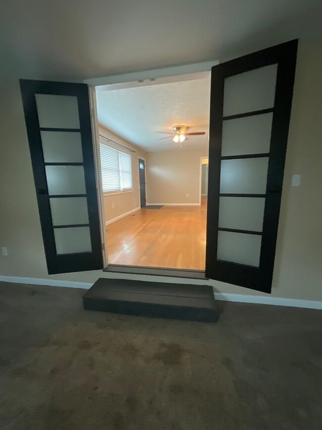 Building Photo - Move in special - 3 bedroom/2 bath brick h...