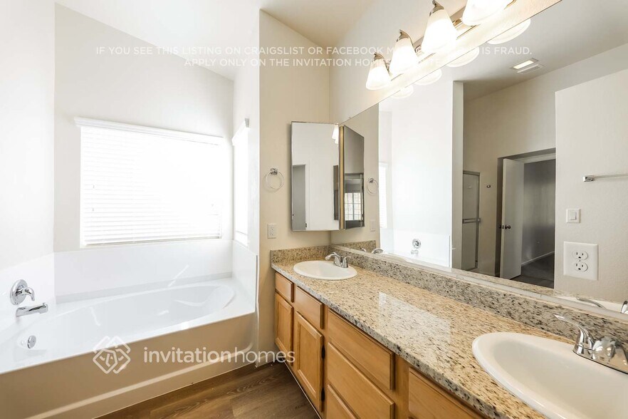 Building Photo - 5584 W Mercer Ln