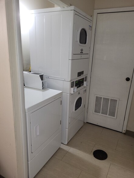Laundry room on lower level - 950 E Rue de la Banque
