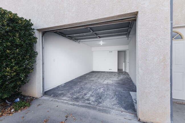 Building Photo - 4825 N Robert Rd