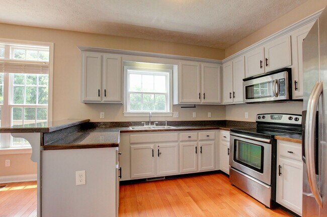 Building Photo - 716 Cavalier Dr