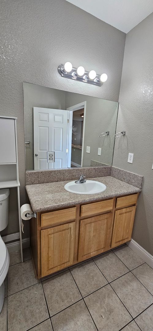 Building Photo - G Street 6 Plex