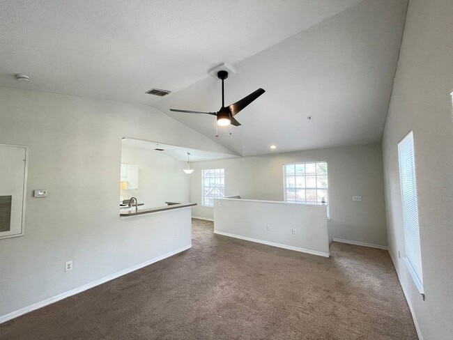 Building Photo - 1 Bedroom / 1 Bath Condo in Gated Community, Available Now!