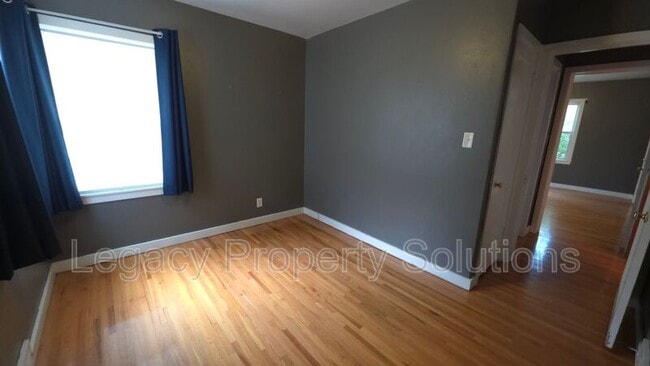 Building Photo - 926 N Mandan St