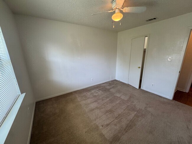 Building Photo - Cute duplex unit in NRH