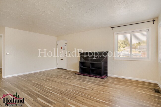 Building Photo - Charming 3-Bedroom Home in Highly Walkable Milwaukie Neighborhood!