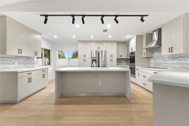 Building Photo - 16859 Crestview Ln