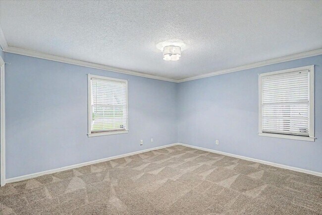 Building Photo - 4 bedroom house in Hesse school district