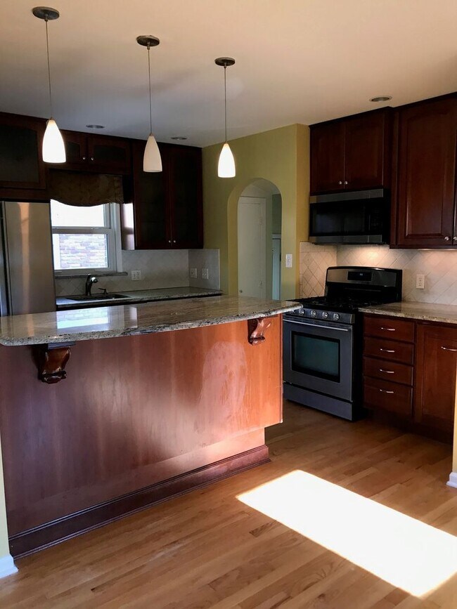 Building Photo - Comfortable house in prime location near the U of M Stadium!