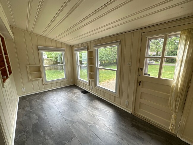 Building Photo - Worthington Colonial Hills with Attached Single Car Garage