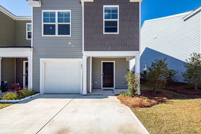 Building Photo - 3 Bedroom, 2.5 Bathroom Townhome in Caroli...