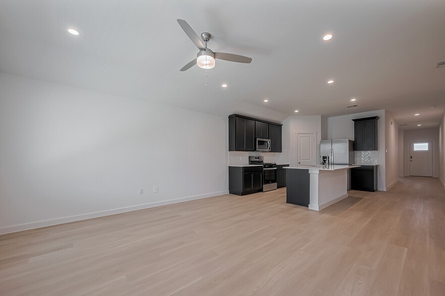 Open-concept spacious living area - 1535 Merulana Ln