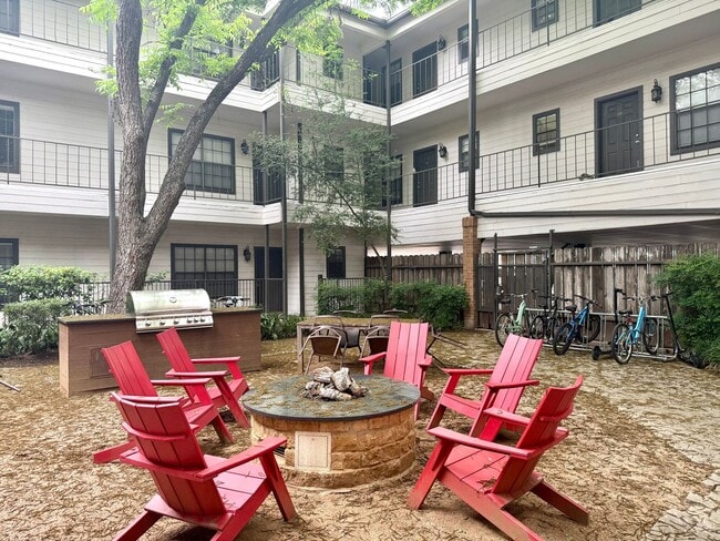 Building Photo - West Campus 2/2 Condo