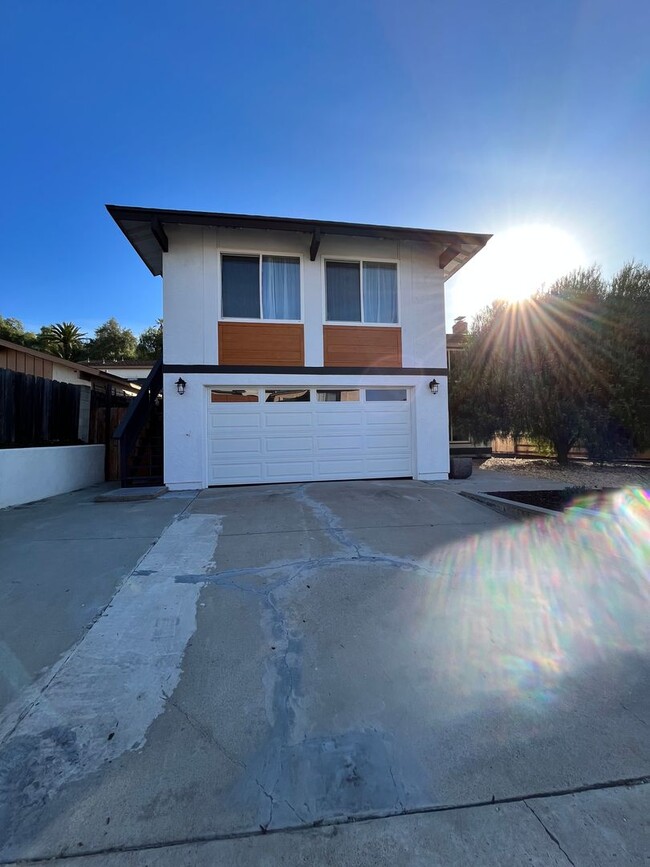 Building Photo - 3 bedroom 3 bathroom home in Lemon Grove! ...