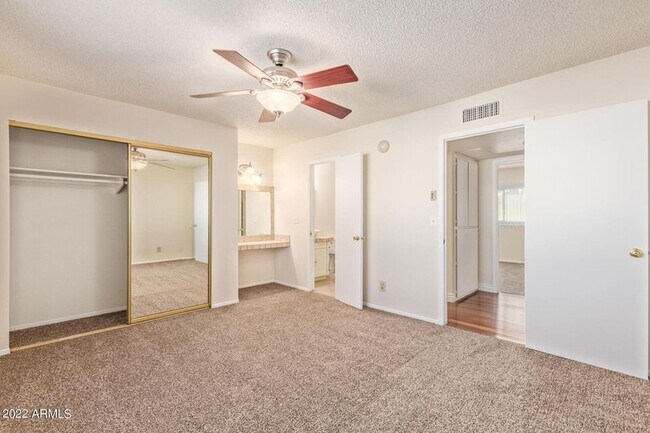Building Photo - Great Location in Scottsdale!  2 bedroom, 1.5 bath, community pool