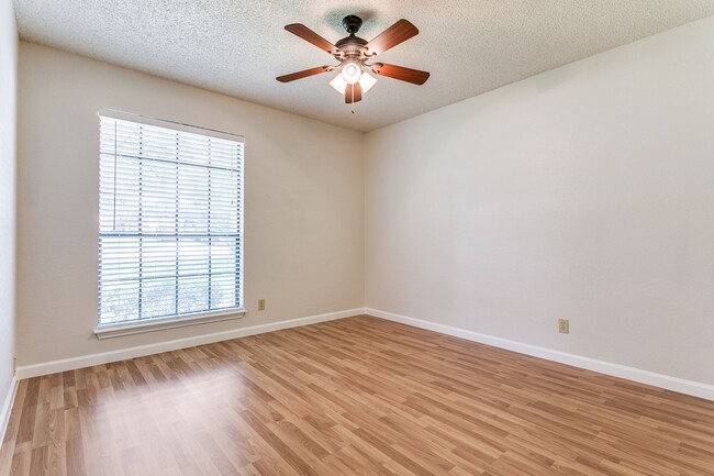 Building Photo - BEAUTIFUL SINGLE STORY HOME IN OAK HOLLOW