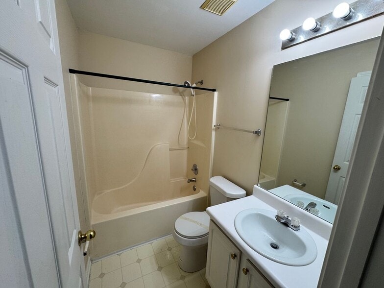 Building Photo - 2025 Baramore Oaks Dr