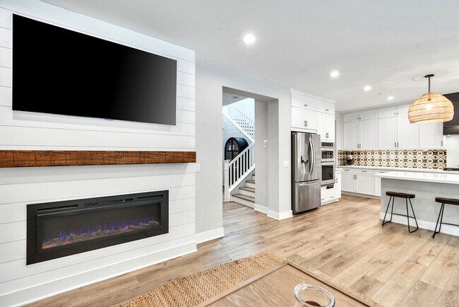 Building Photo - Light and bright 4 bedroom 3 bath beauty i...