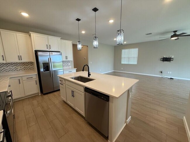 Building Photo - 4/3 Clermont Spacious Home-AVAILABLE 09/10/2026