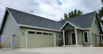 Building Photo - 3 Bed / 2 Bath Two-Story Home with 2-Car Garage & A/C