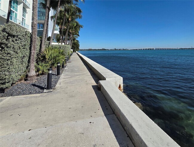 Building Photo - 471 NE 25th St