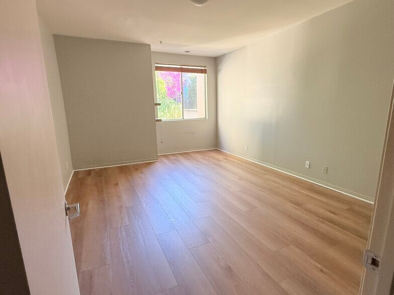 Master Bedroom - 2222 N Beachwood Dr