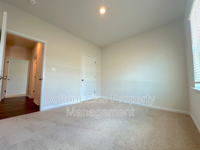 Building Photo - 211 Dogwood Crk Dr