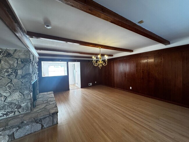 Building Photo - SPACIOUS 3 BEDROOM 2.5 BATH IN THE HEART OF LOS FELIZ