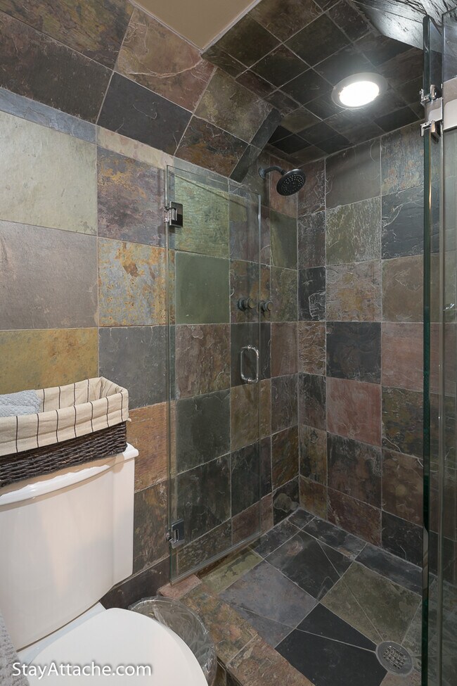 Building Photo - 2027 O Street NW Unit 1