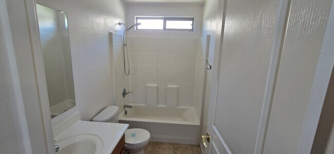 Building Photo - 1241 E Elm Rd