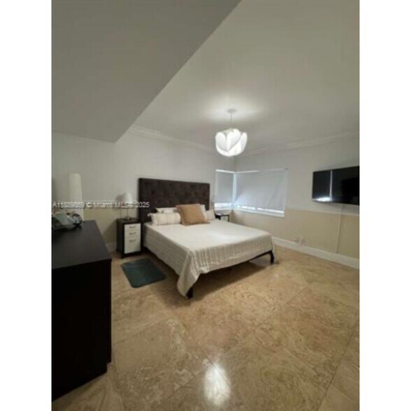 Building Photo - 6015 Pine Tree Dr